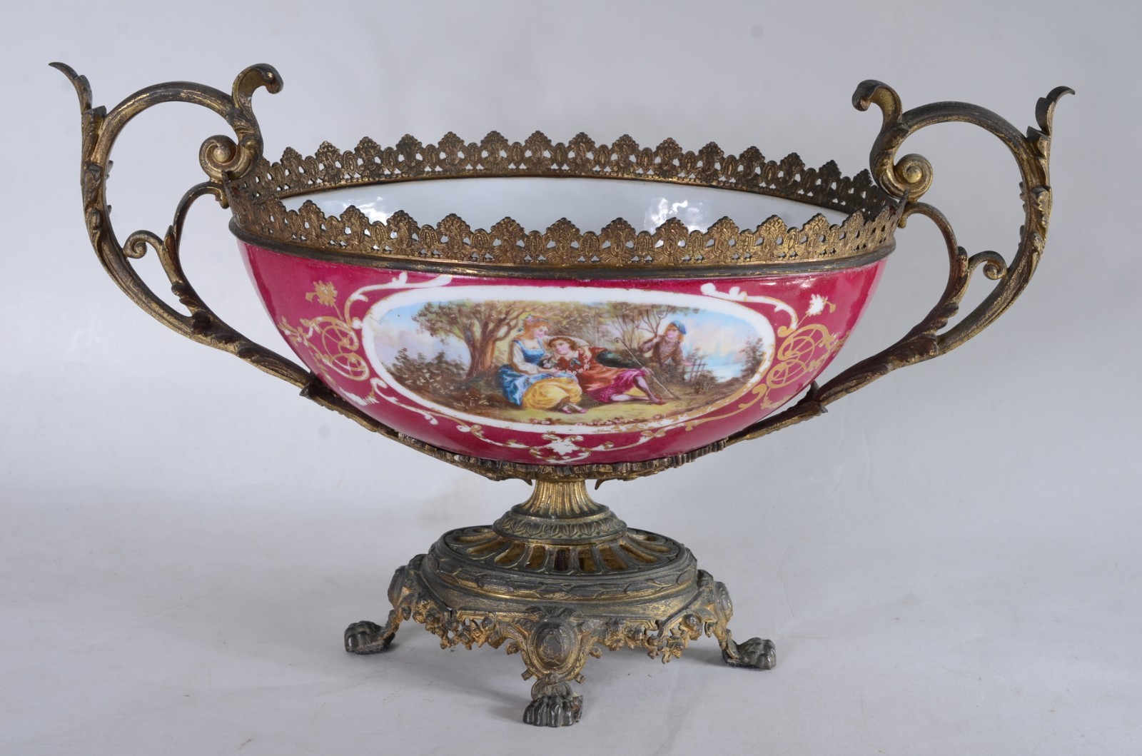 Fruteira de porcelana francesa com paisagem e cena romântica em... - foto 4 de 8