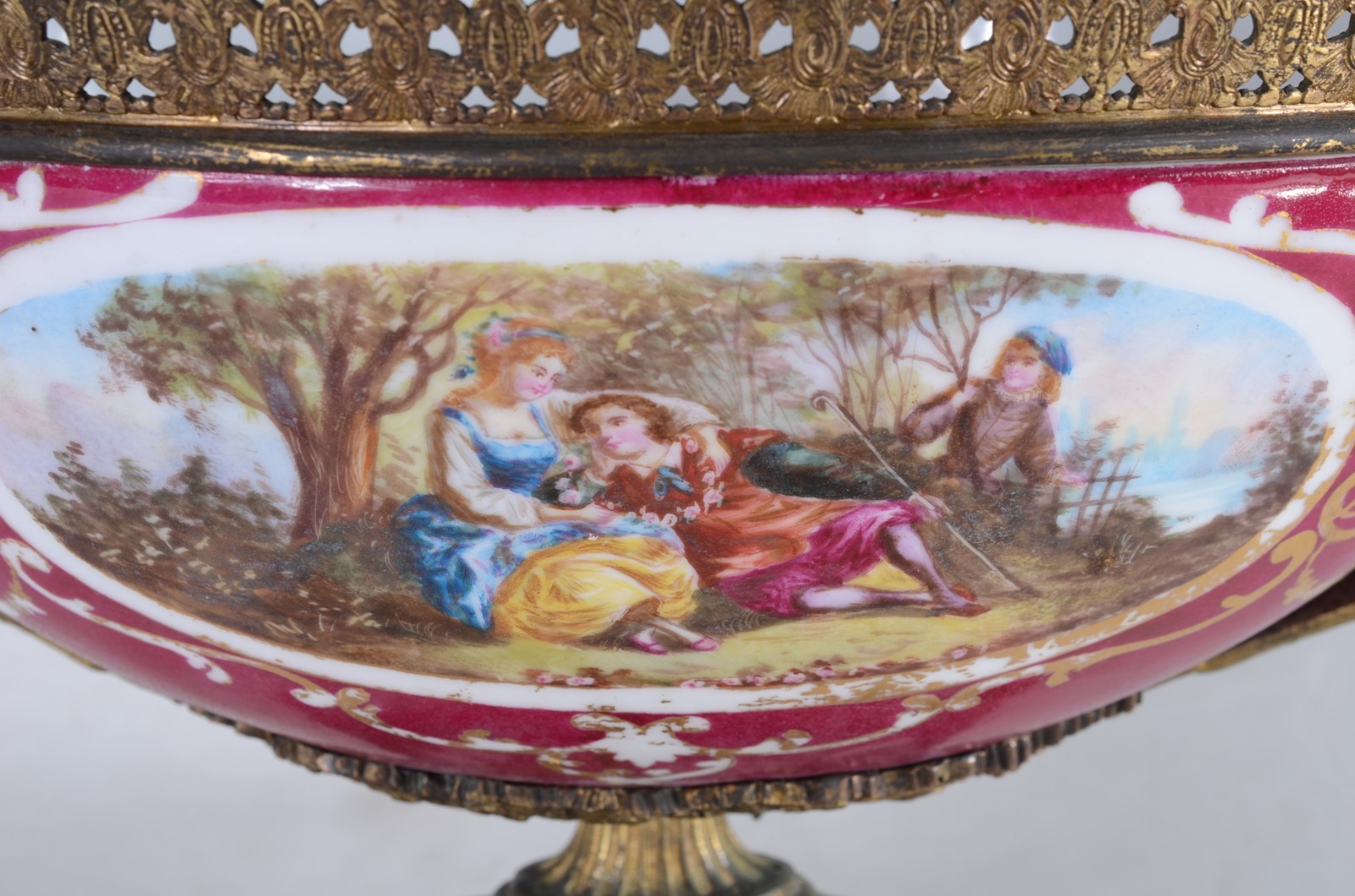 Fruteira de porcelana francesa com paisagem e cena romântica em... - foto 5 de 8