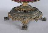 Fruteira de porcelana francesa com paisagem e c... - Fruteira de porcelana francesa com paisagem e cena romântica em policromia, sobre fundo rosa. Guarnição de metal dourado.