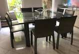 Mesa de jantar com tampo de vidro. Acompanham 8... - Mesa de jantar com tampo de vidro. Acompanham 8 cadeiras de couro. Retirada em residência na barra.