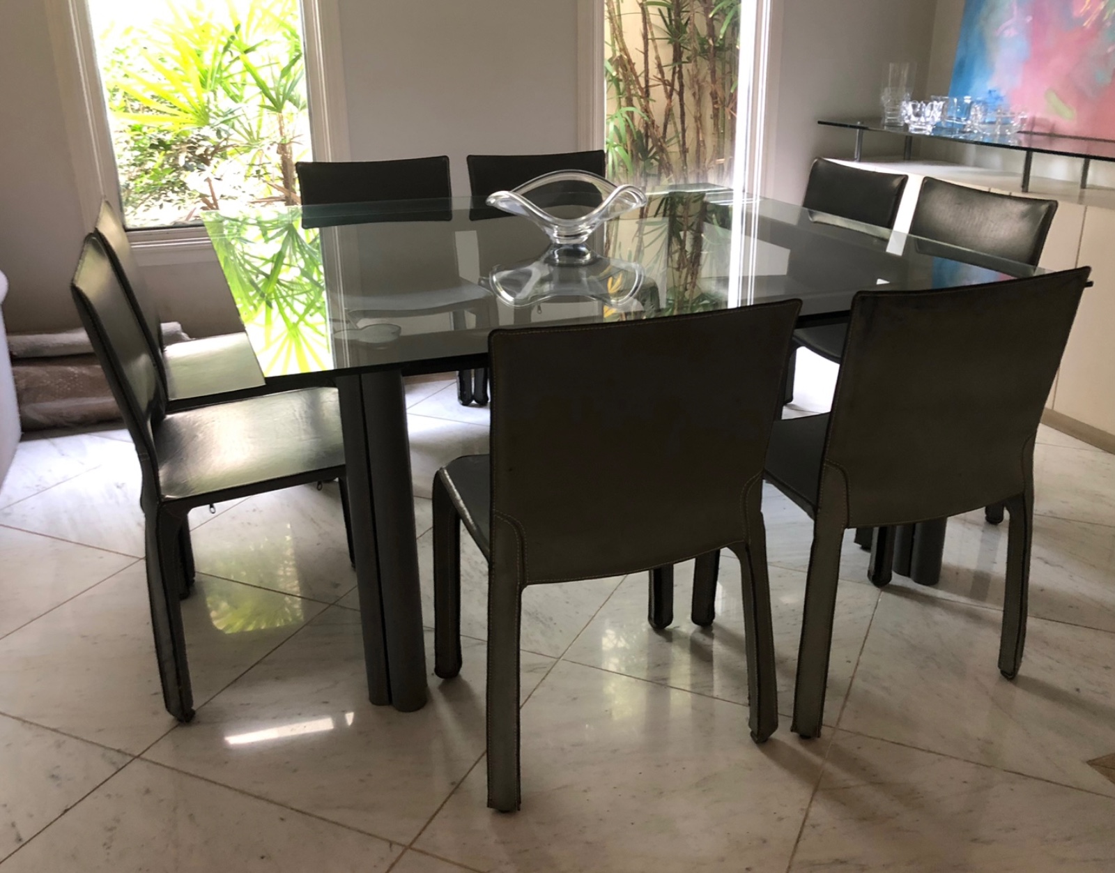 Mesa de jantar com tampo de vidro. Acompanham 8 cadeiras de couro... - foto 1 de 3