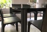 Mesa de jantar com tampo de vidro. Acompanham 8... - Mesa de jantar com tampo de vidro. Acompanham 8 cadeiras de couro. Retirada em residência na barra.