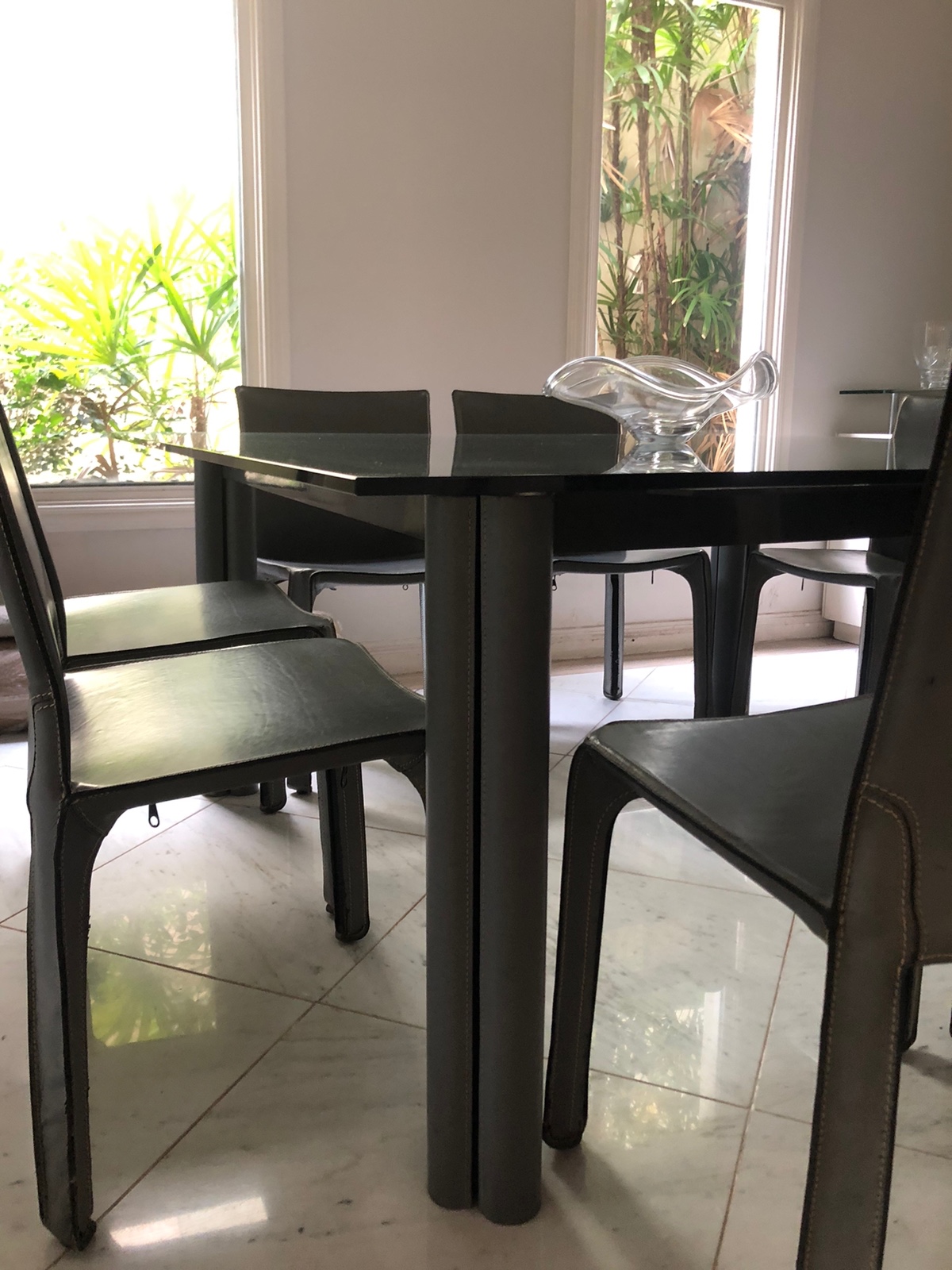 Mesa de jantar com tampo de vidro. Acompanham 8 cadeiras de couro... - foto 2 de 3