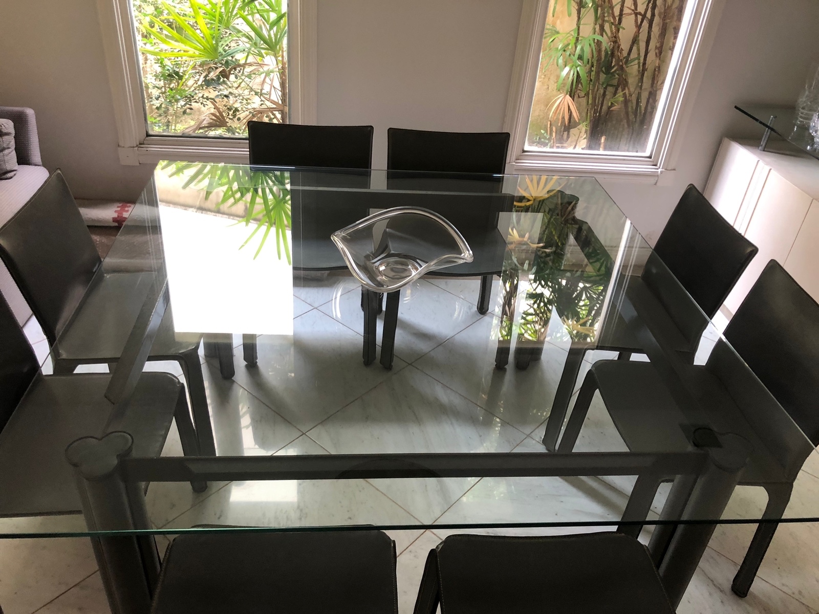 Mesa de jantar com tampo de vidro. Acompanham 8 cadeiras de couro... - foto 3 de 3