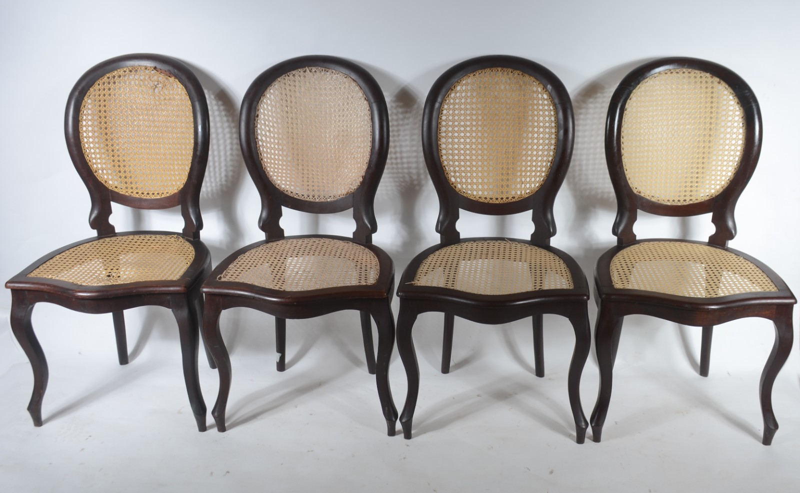 Conjunto com 4 cadeiras medalhão de madeira nobre, forração em... - foto 1 de 6