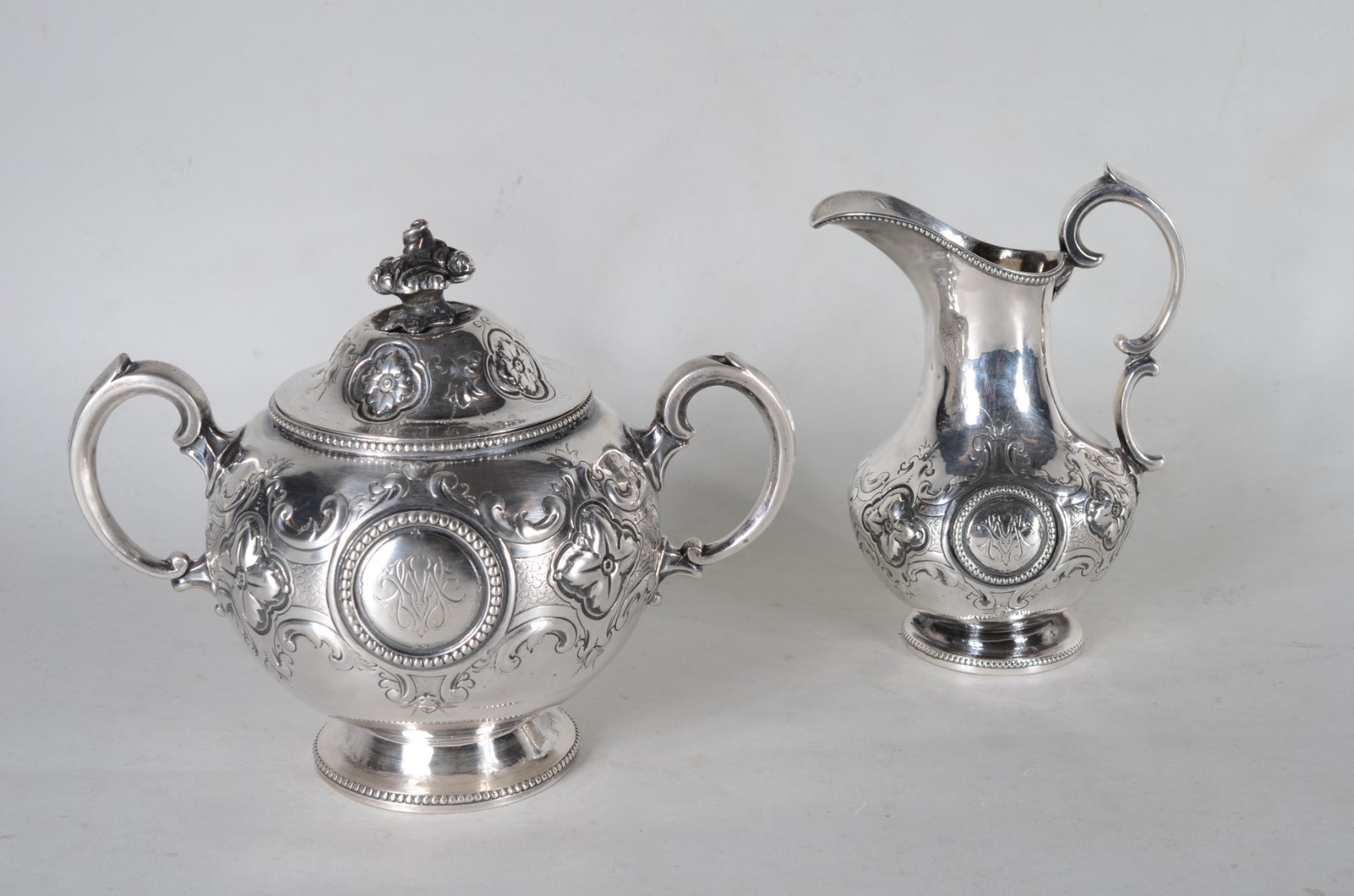 Belo serviço para chá e café em prata inglesa repuxada e cinzelada... - foto 2 de 11