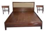 Cama de casal de madeira nobre. Acompanham par ... - Cama de casal de madeira nobre. Acompanham par de mesinhas laterais, anos 60.