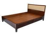 Cama de casal de madeira nobre. Acompanham par ... - Cama de casal de madeira nobre. Acompanham par de mesinhas laterais, anos 60.