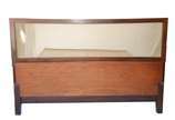 Cama de casal de madeira nobre. Acompanham par ... - Cama de casal de madeira nobre. Acompanham par de mesinhas laterais, anos 60.