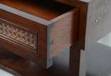 Cama de casal de madeira nobre. Acompanham par ... - Cama de casal de madeira nobre. Acompanham par de mesinhas laterais, anos 60.