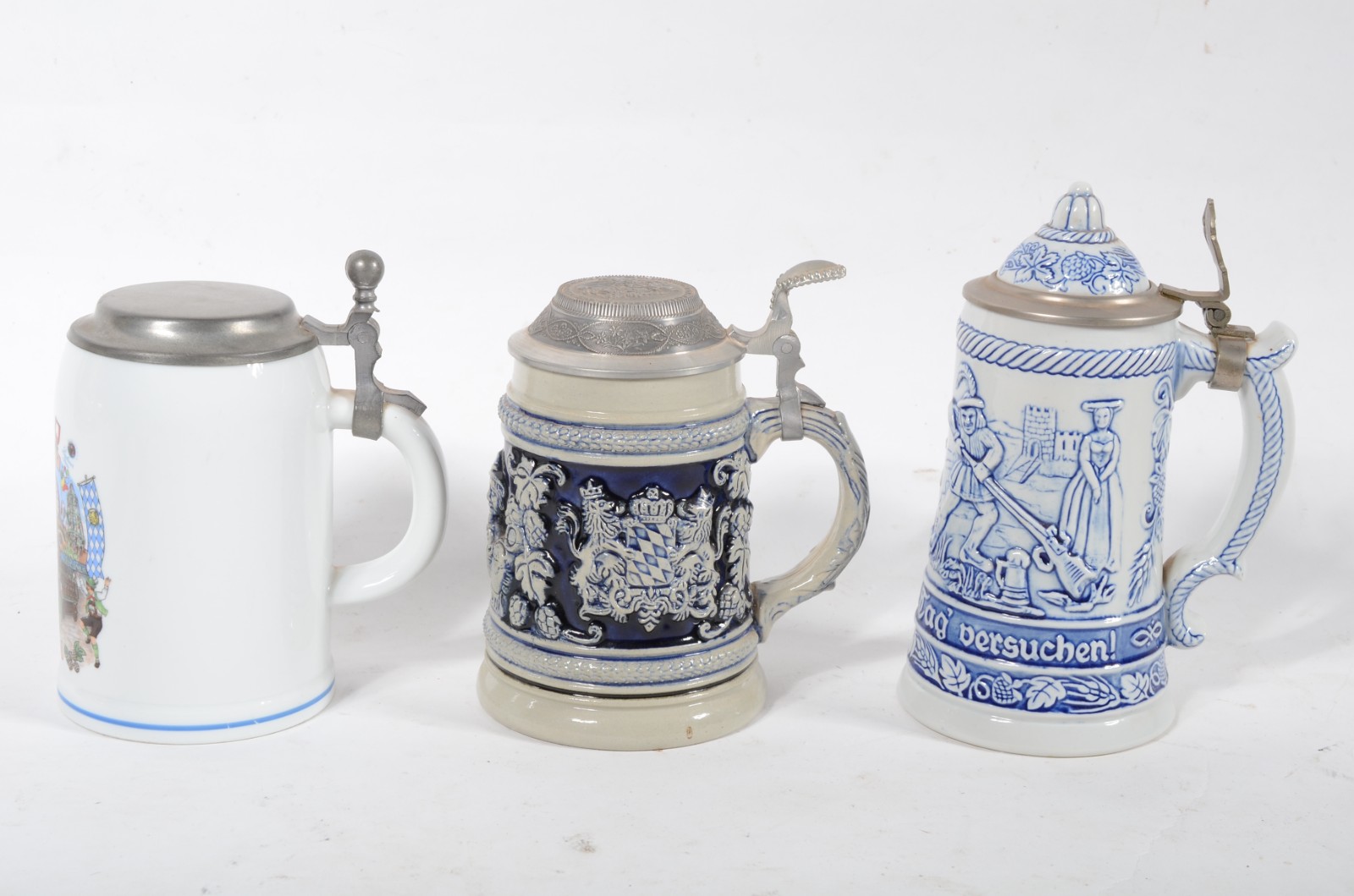 Cinco peças diversas, sendo: três trankards de porcelana alemã e par... - foto 2 de 11