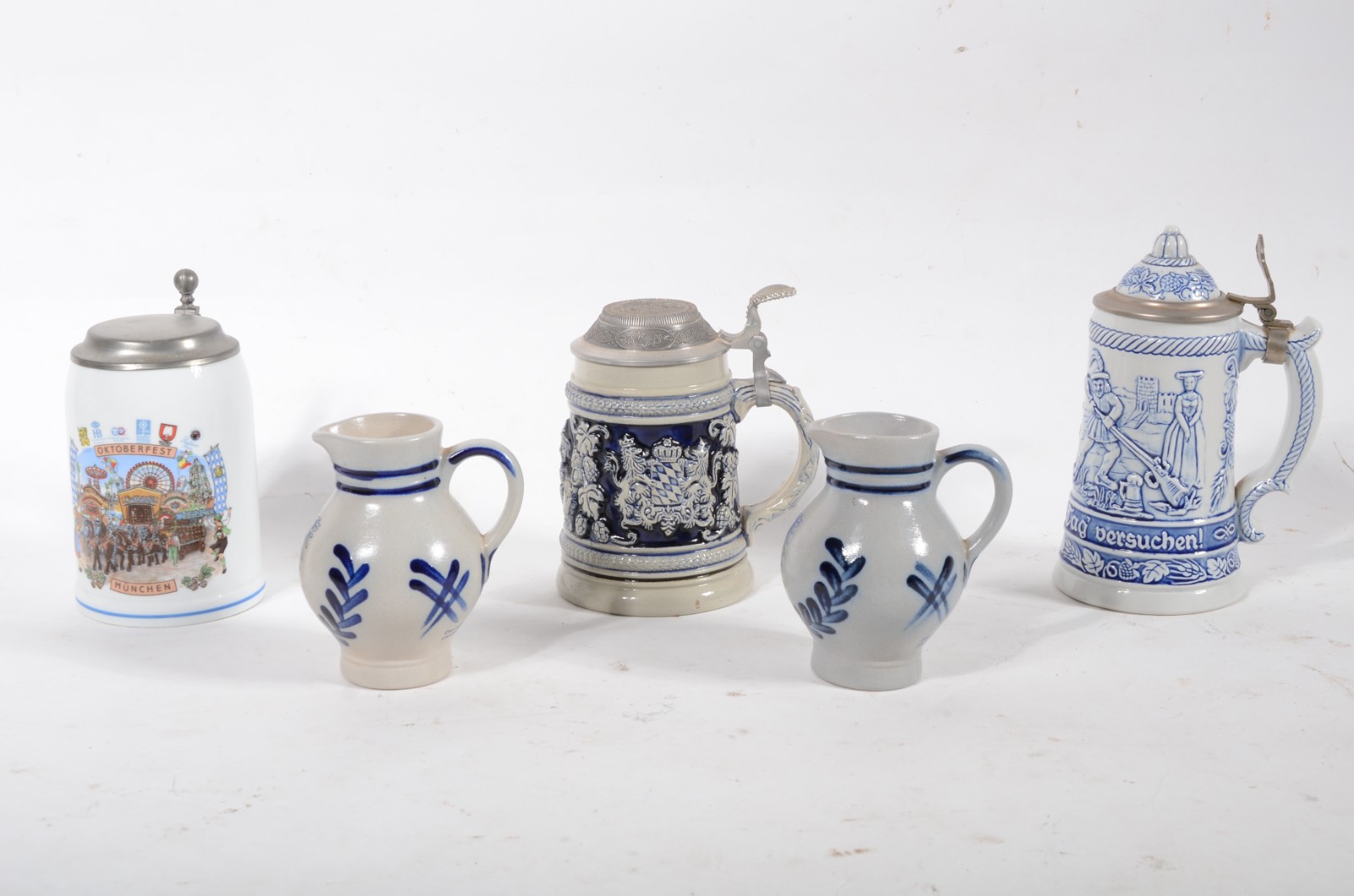 Cinco peças diversas, sendo: três trankards de porcelana alemã e par... - foto 1 de 11