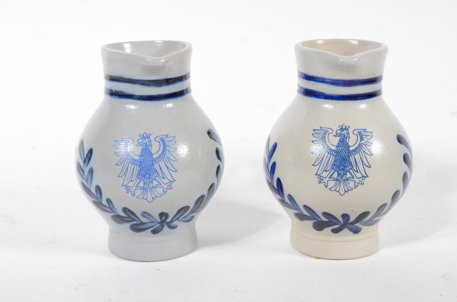 Cinco peças diversas, sendo: três trankards de porcelana alemã e par... - foto 6 de 11