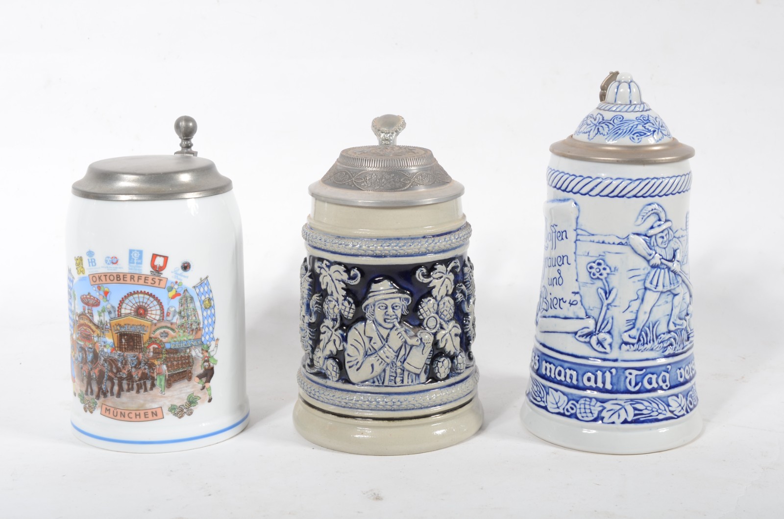 Cinco peças diversas, sendo: três trankards de porcelana alemã e par... - foto 7 de 11