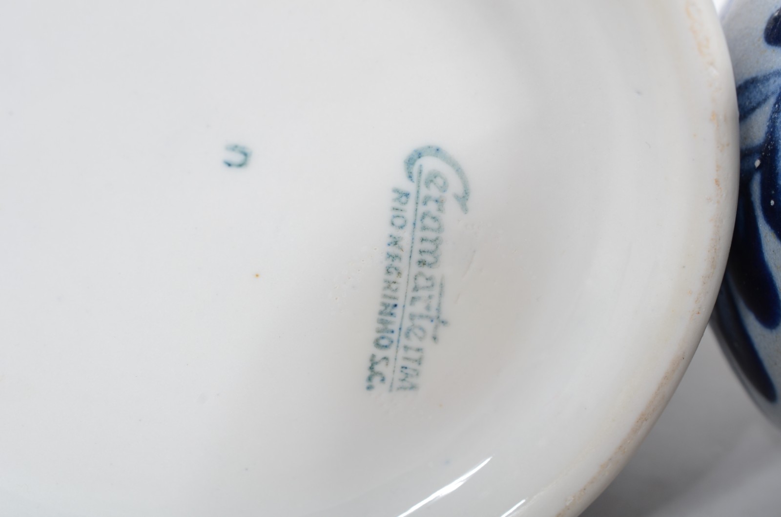 Cinco peças diversas, sendo: três trankards de porcelana alemã e par... - foto 10 de 11