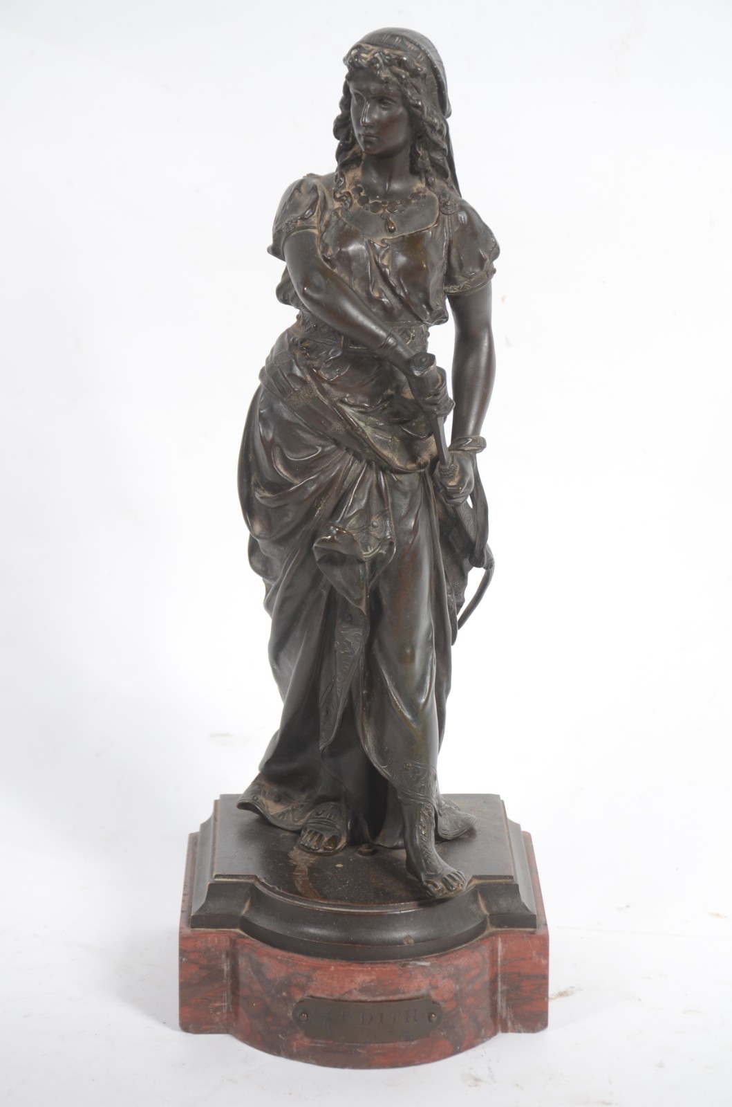 Escultura de bronze representando Judith, base de mármore. Sobre a... - foto 1 de 8