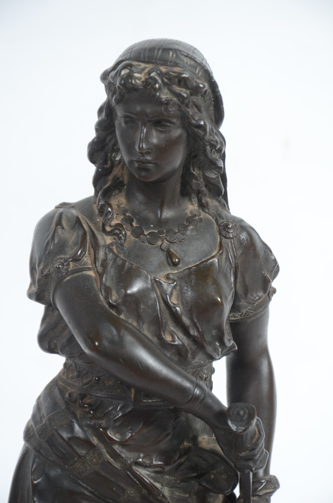 Escultura de bronze representando Judith, base de mármore. Sobre a... - foto 2 de 8
