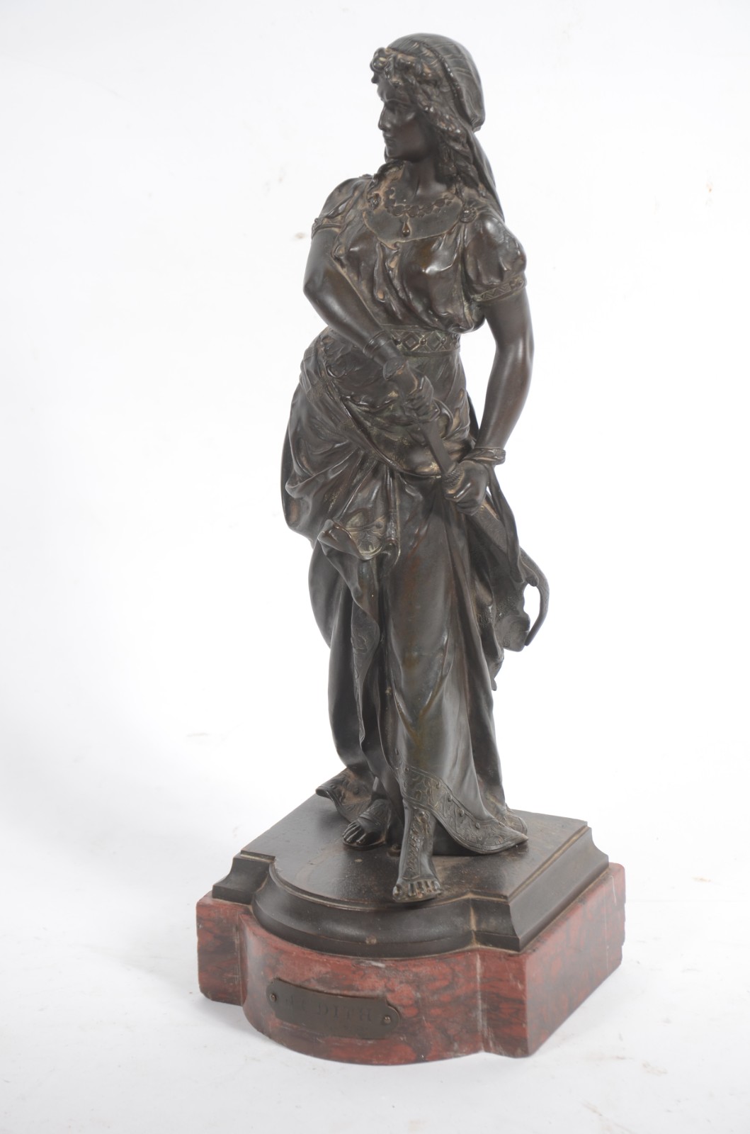 Escultura de bronze representando Judith, base de mármore. Sobre a... - foto 3 de 8