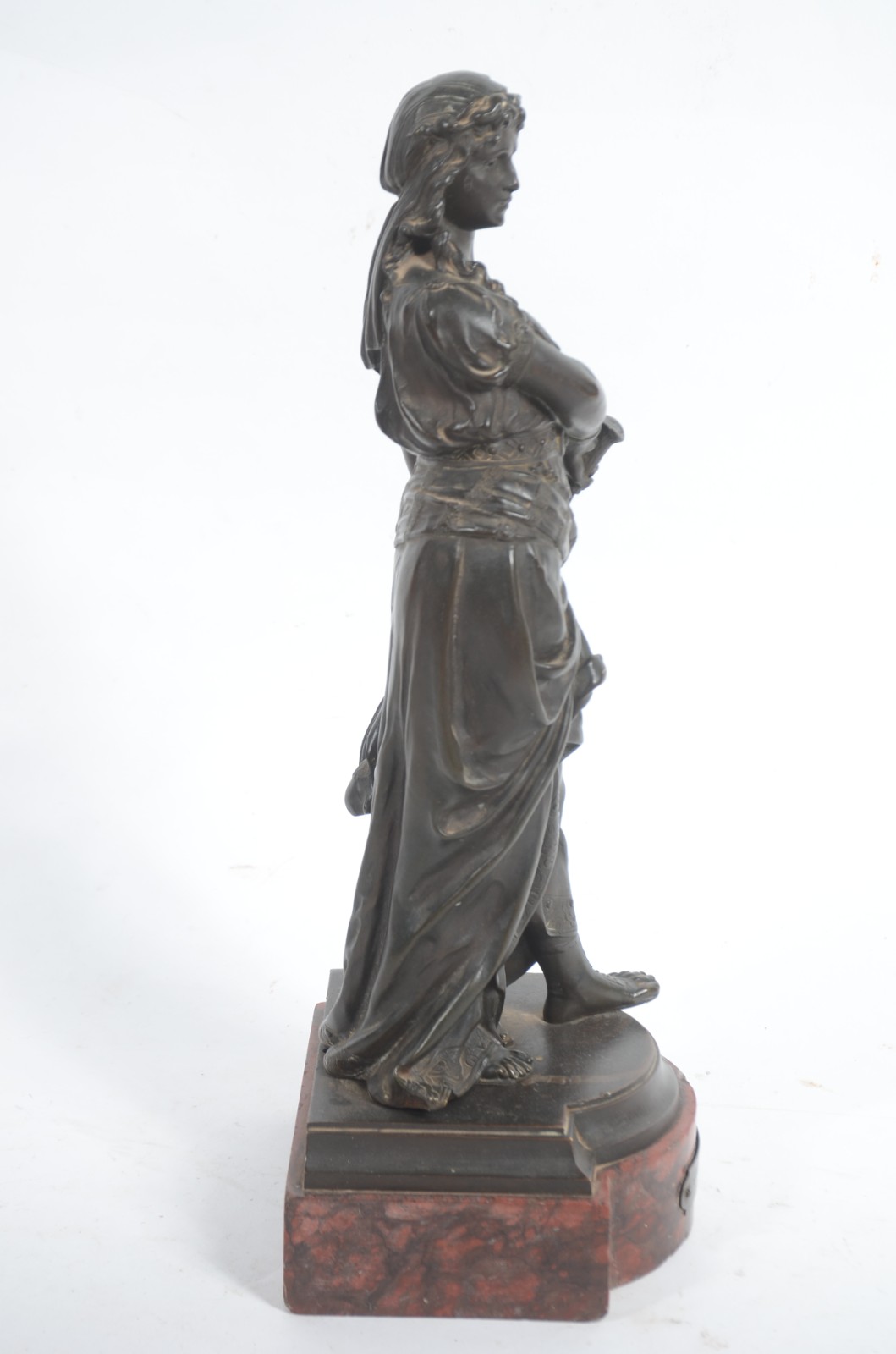 Escultura de bronze representando Judith, base de mármore. Sobre a... - foto 4 de 8