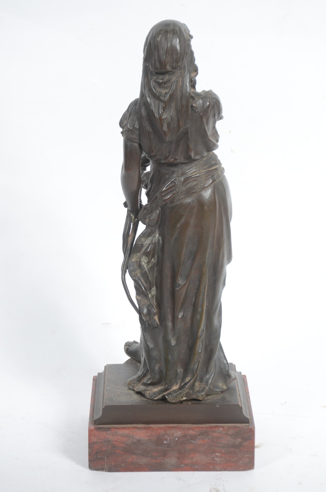 Escultura de bronze representando Judith, base de mármore. Sobre a... - foto 5 de 8