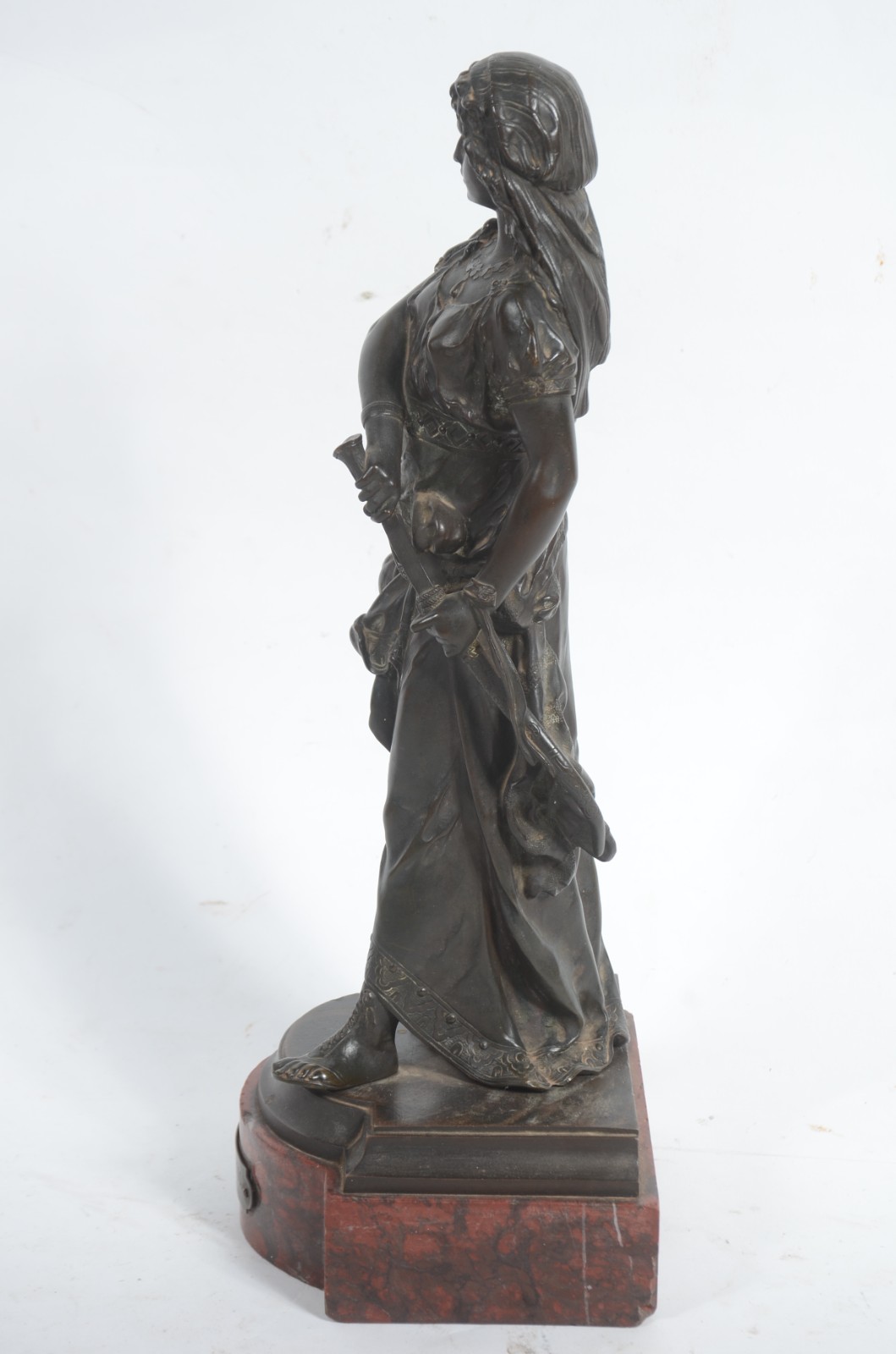 Escultura de bronze representando Judith, base de mármore. Sobre a... - foto 6 de 8