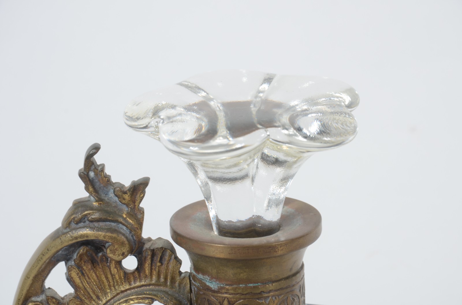 Garrafa de cristal doublé azul com armação de metal dourado. - foto 4 de 10