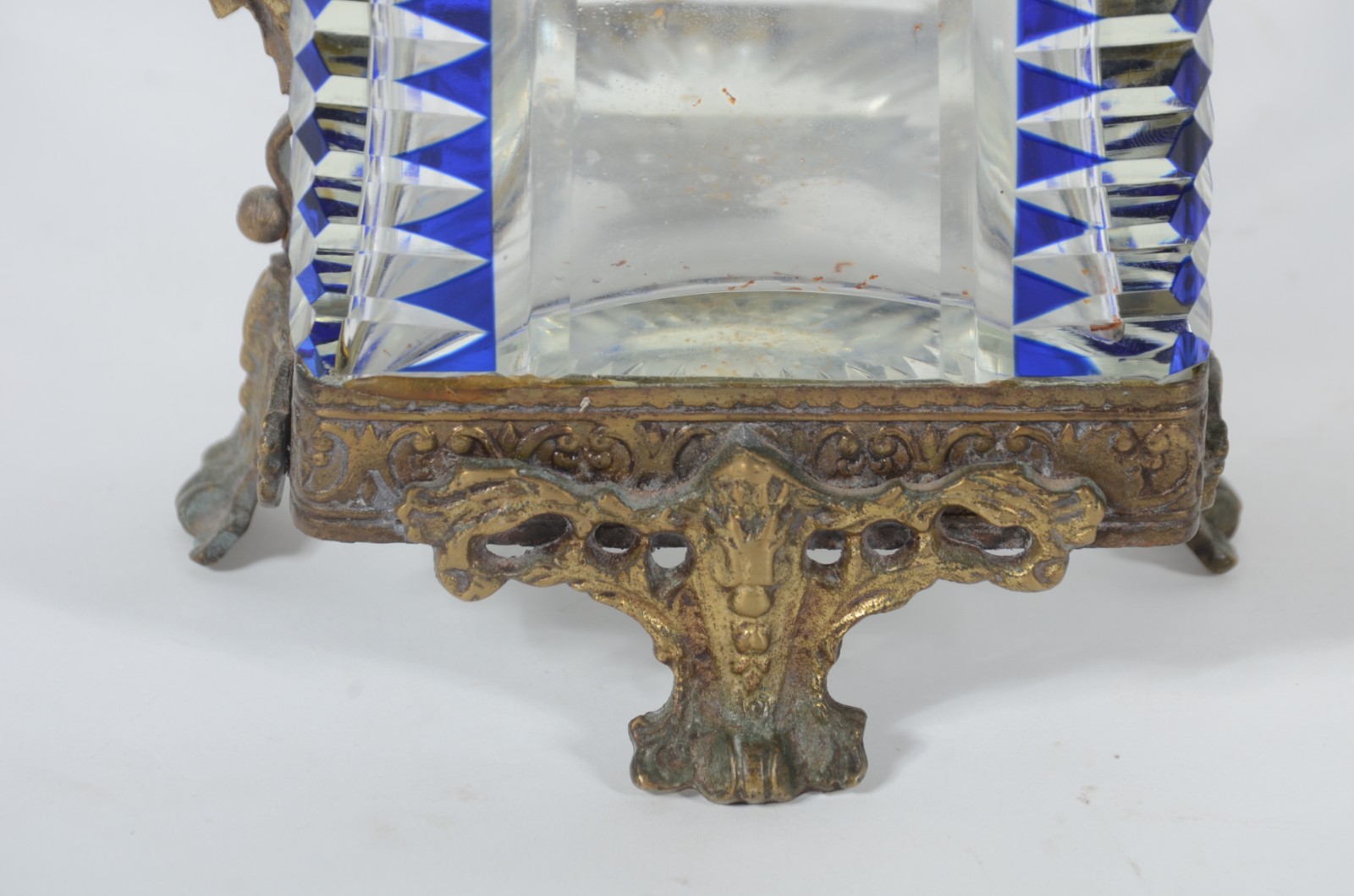 Garrafa de cristal doublé azul com armação de metal dourado. - foto 5 de 10
