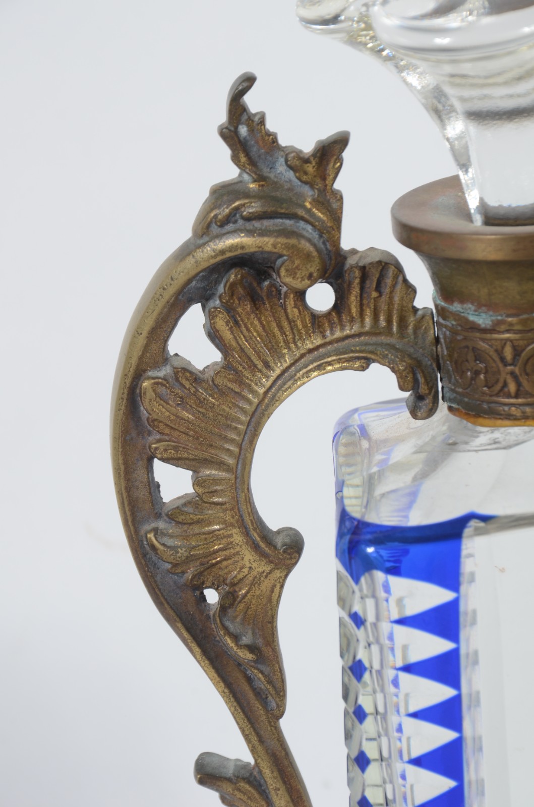 Garrafa de cristal doublé azul com armação de metal dourado. - foto 6 de 10