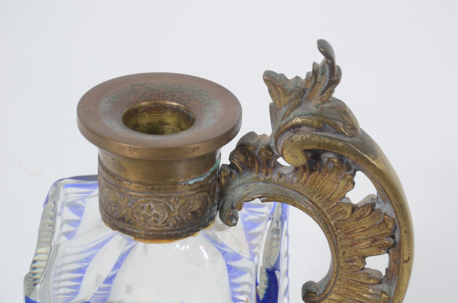 Garrafa de cristal doublé azul com armação de metal dourado. - foto 7 de 10