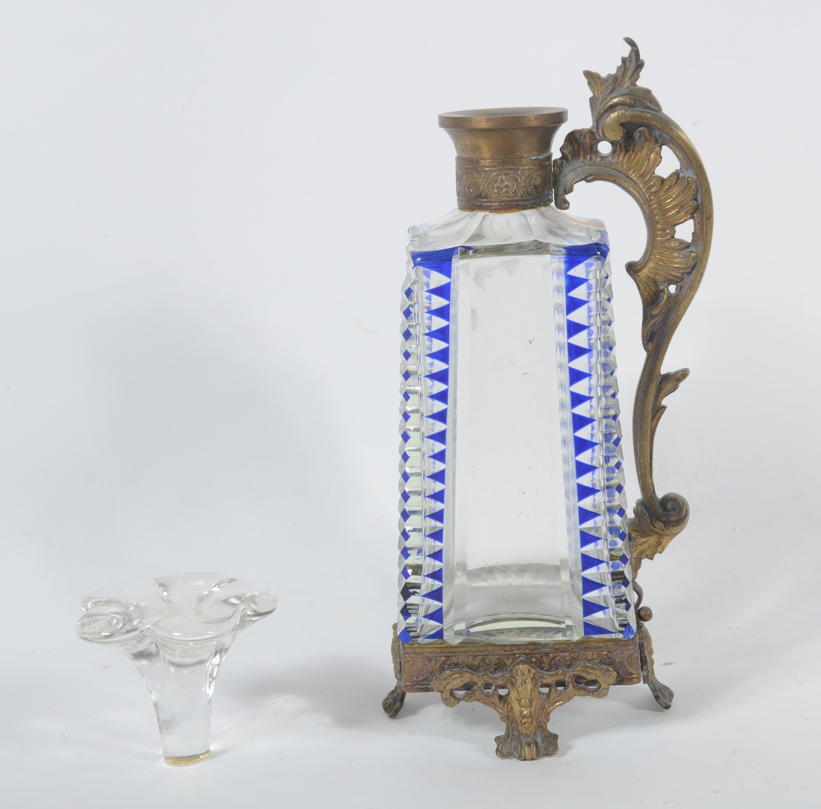 Garrafa de cristal doublé azul com armação de metal dourado. - foto 8 de 10