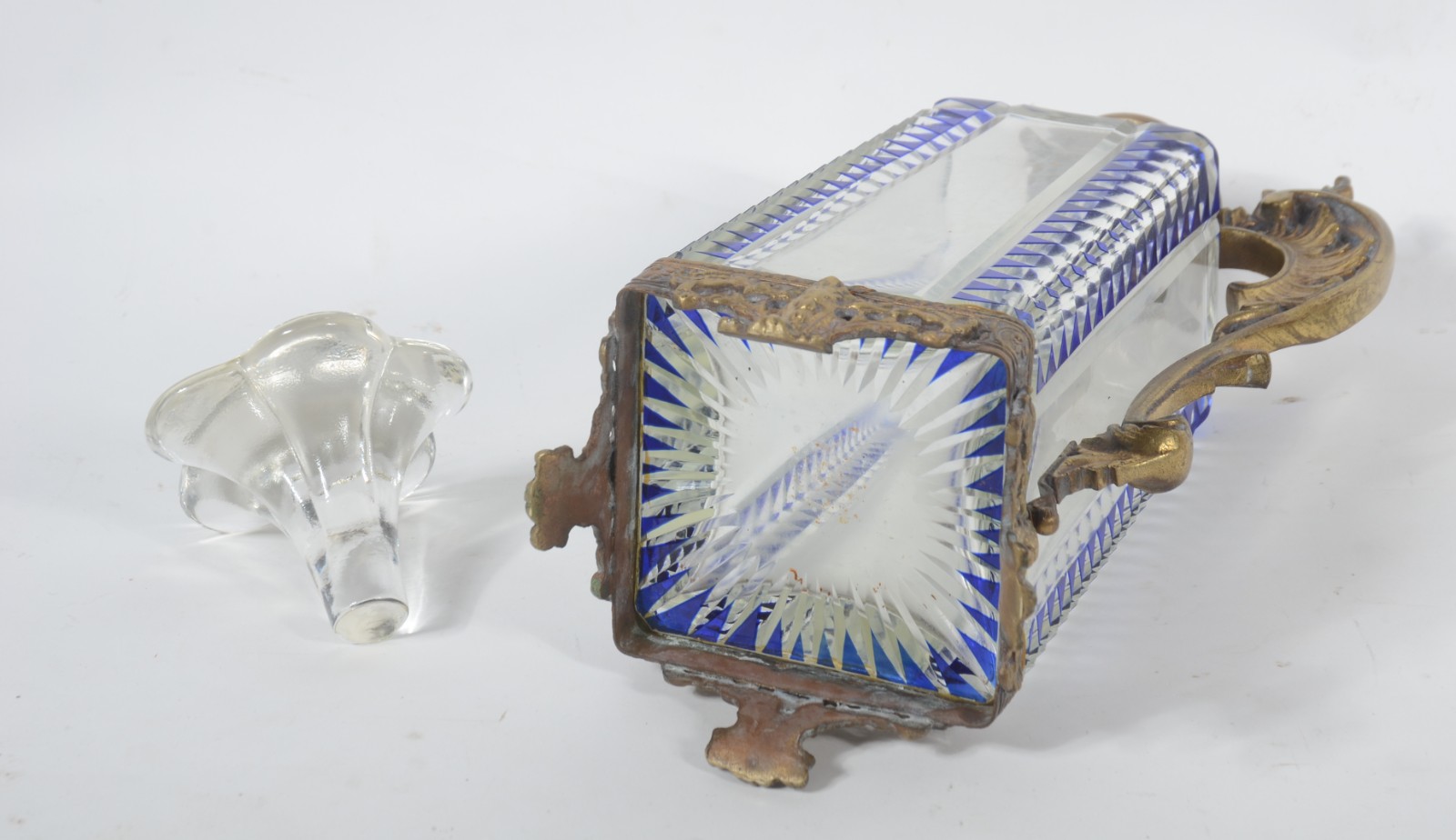 Garrafa de cristal doublé azul com armação de metal dourado. - foto 9 de 10