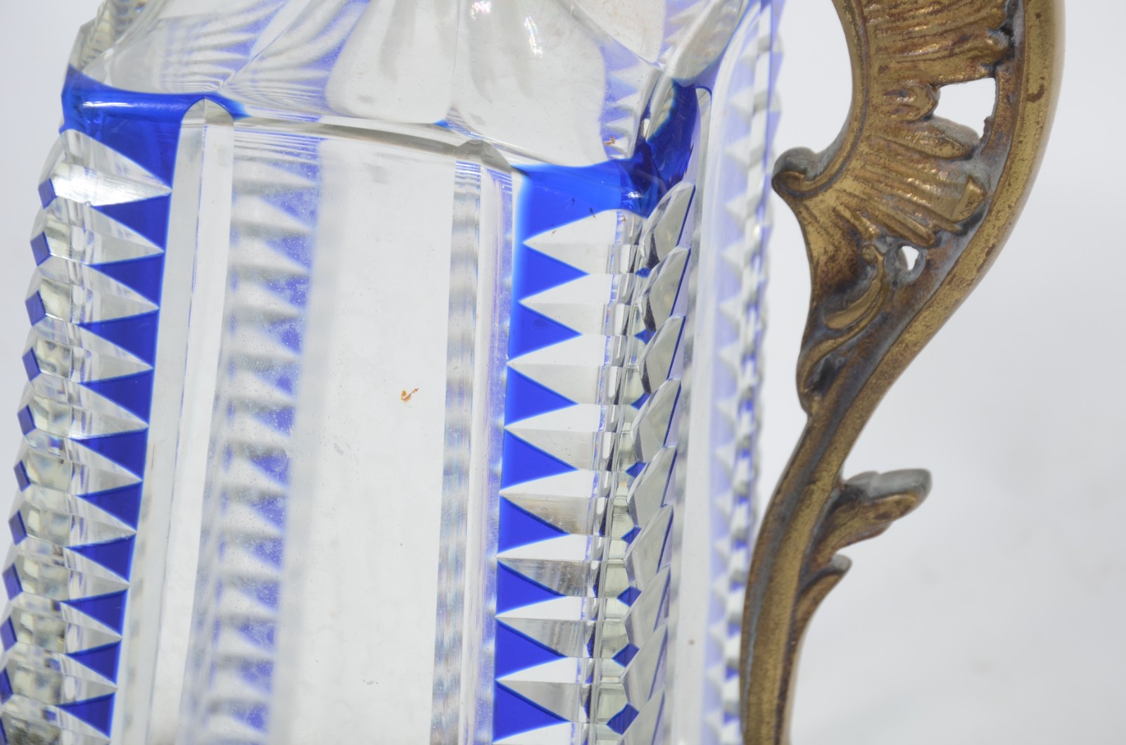 Garrafa de cristal doublé azul com armação de metal dourado. - foto 10 de 10