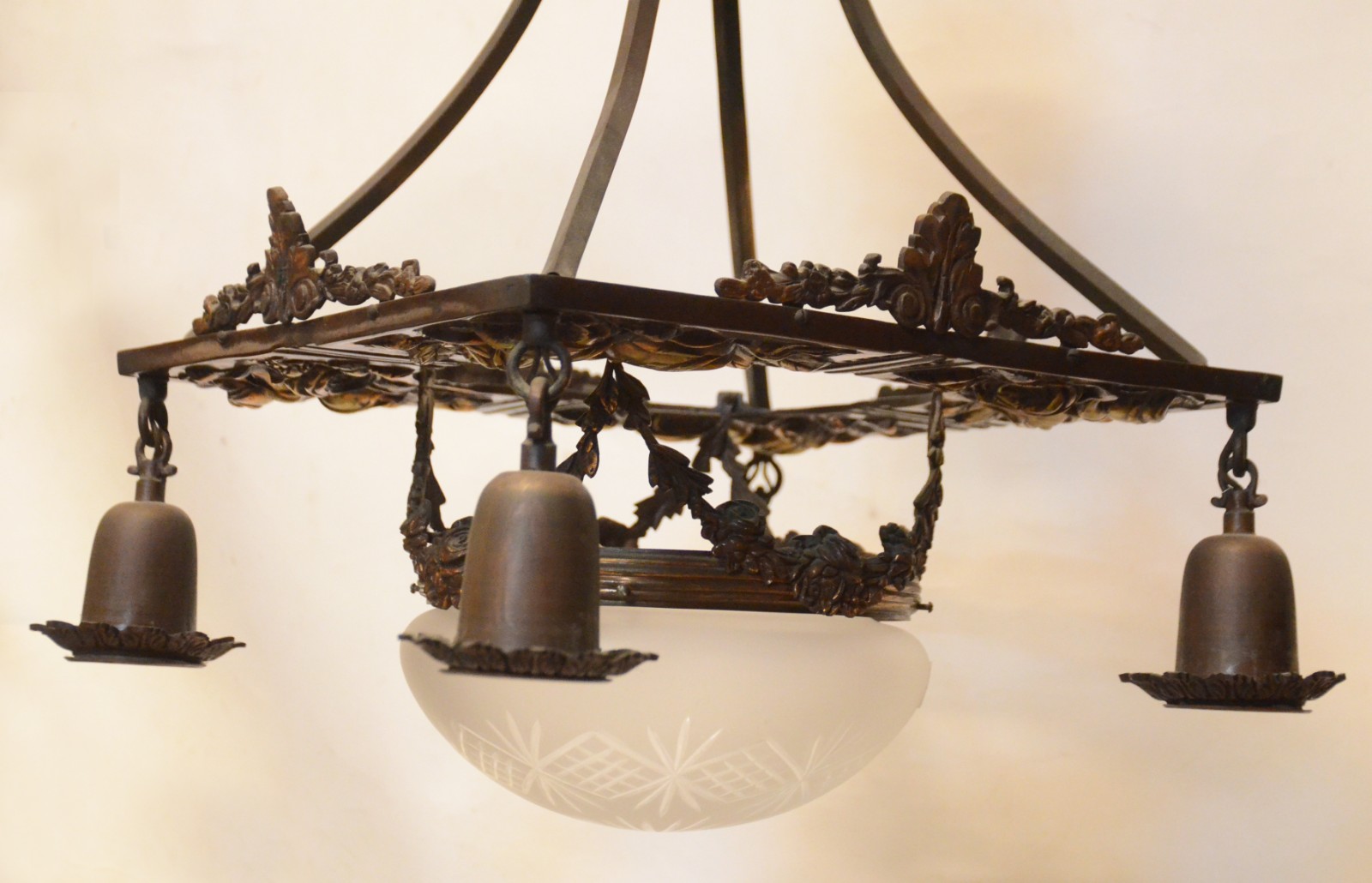 Lustre de metal dourado com bacia central de vidro fosco e quatro... - foto 3 de 7