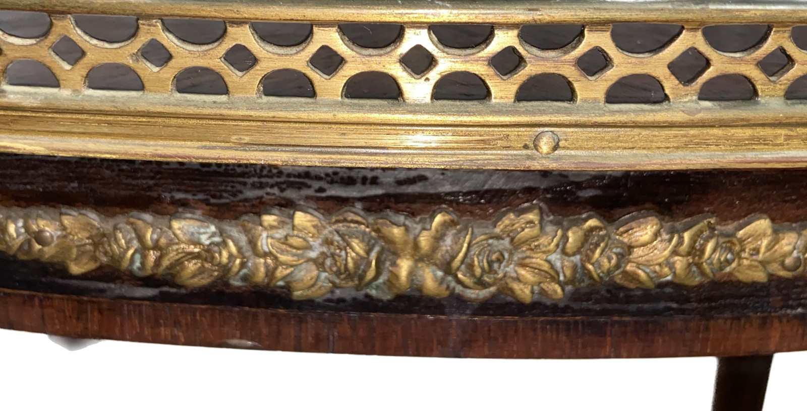 Mesa de madeira nobre, estilo francês, feitio oval com tampo... - foto 5 de 8