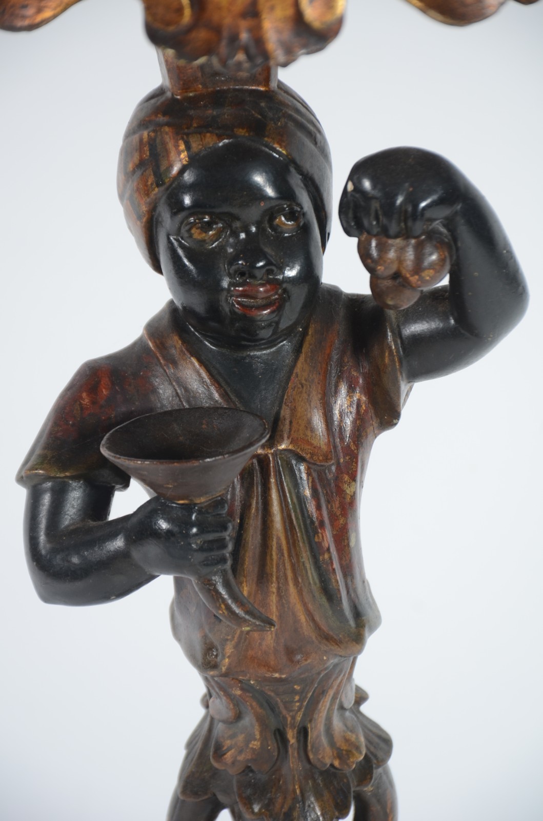 Coluna com figura de "Black moor" de madeira patinada e dourada com... - foto 3 de 7