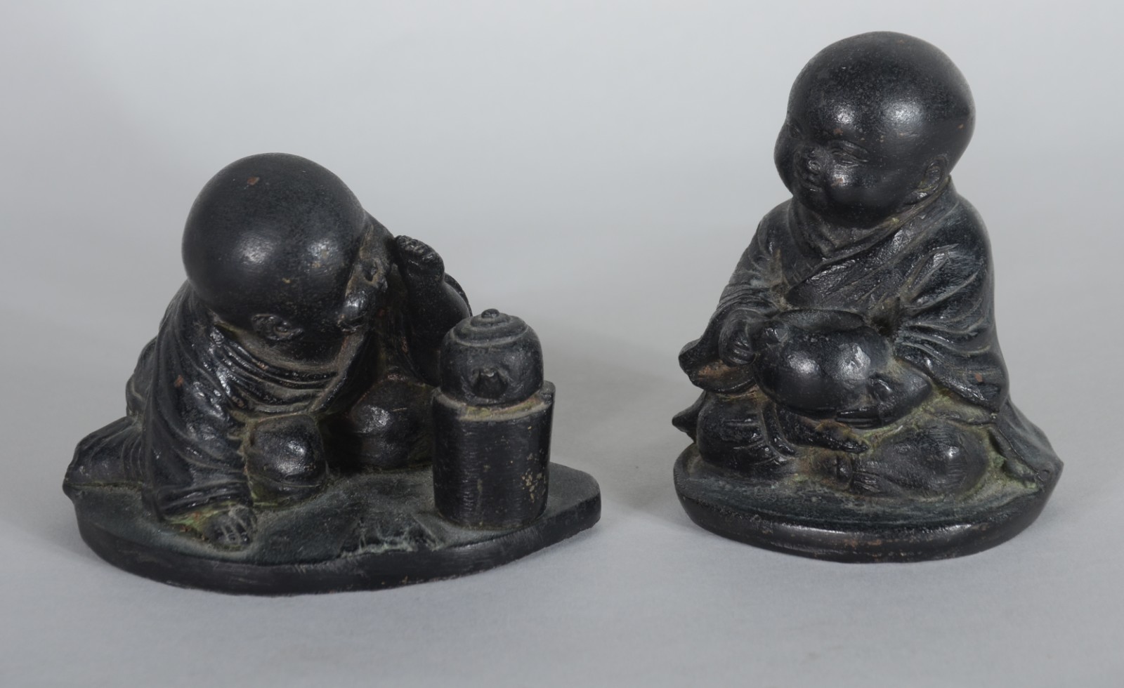 Par de figuras de metal representando crianças orientais. Assinados... - foto 1 de 8