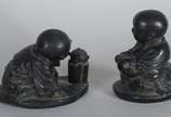 Par de figuras de metal representando crianças ... - Par de figuras de metal representando crianças orientais. Assinados na base.