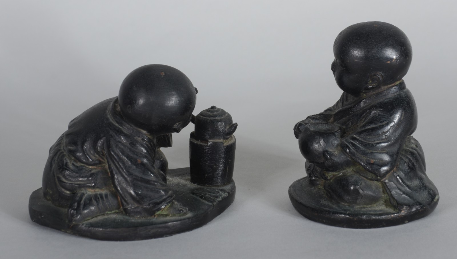 Par de figuras de metal representando crianças orientais. Assinados... - foto 2 de 8