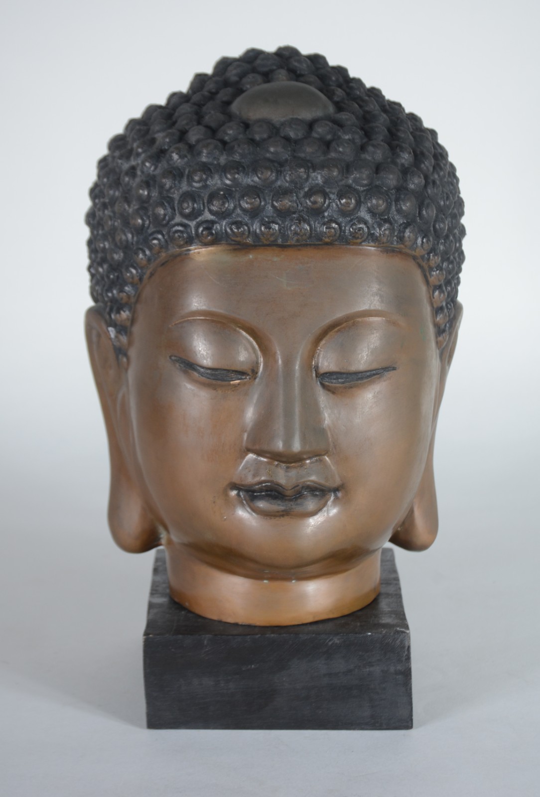Escultura oriental representando "Cabeça de Buda" em bronze. - foto 1 de 7