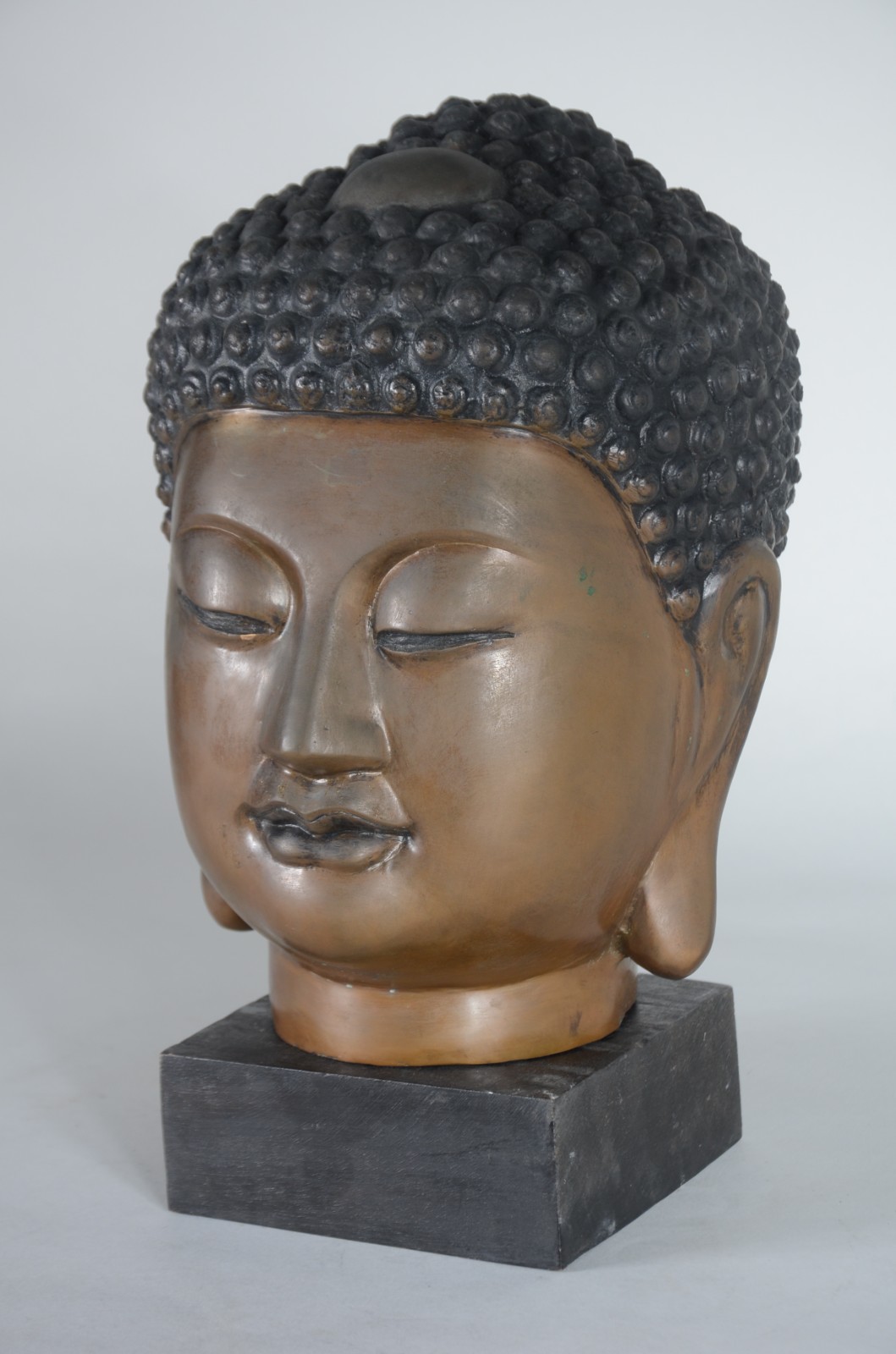 Escultura oriental representando "Cabeça de Buda" em bronze. - foto 2 de 7