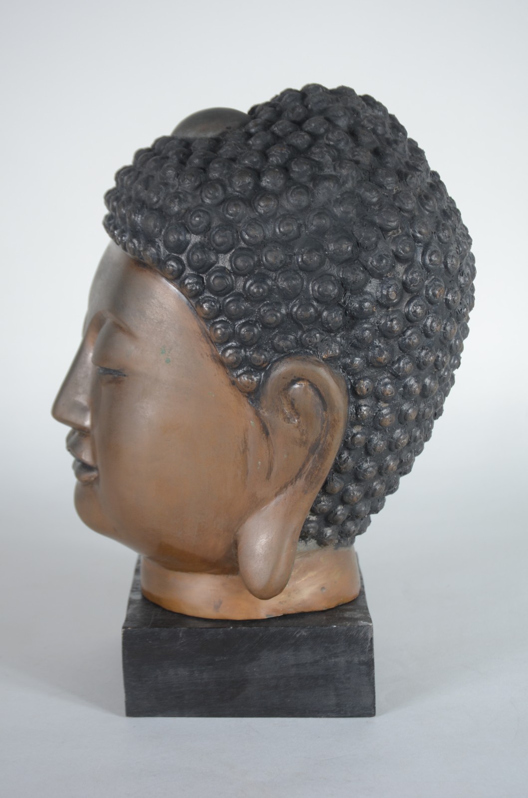 Escultura oriental representando "Cabeça de Buda" em bronze. - foto 3 de 7