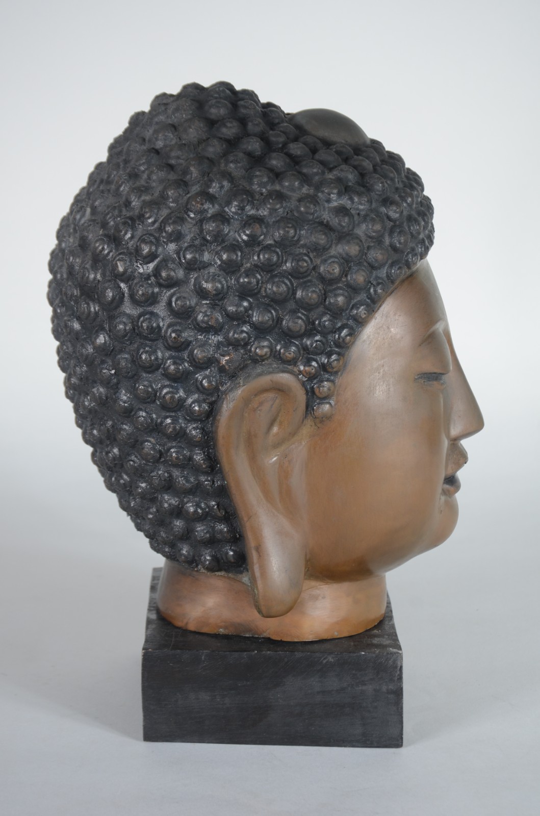 Escultura oriental representando "Cabeça de Buda" em bronze. - foto 4 de 7