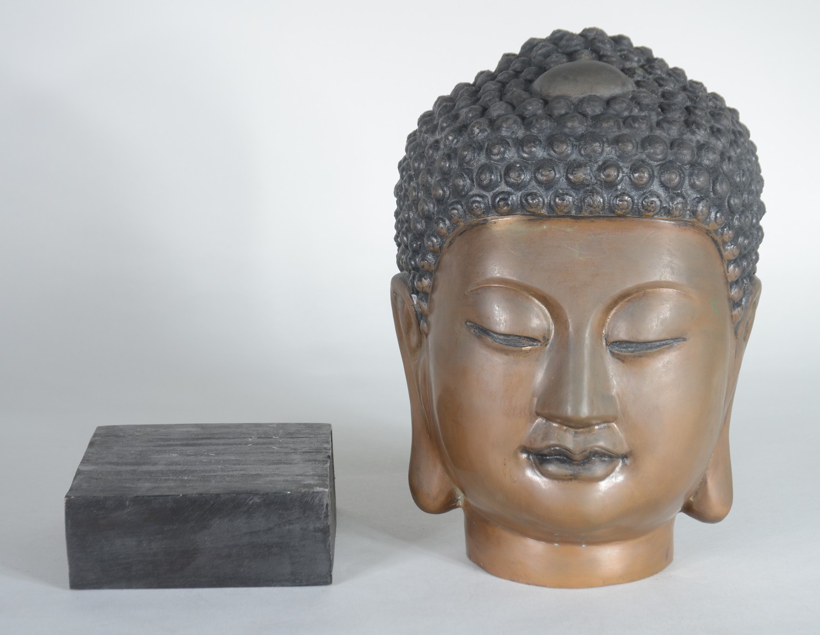 Escultura oriental representando "Cabeça de Buda" em bronze. - foto 6 de 7
