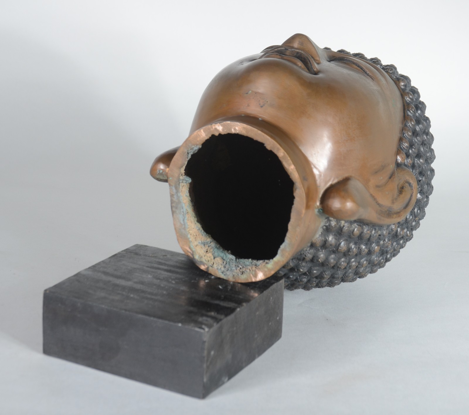 Escultura oriental representando "Cabeça de Buda" em bronze. - foto 7 de 7