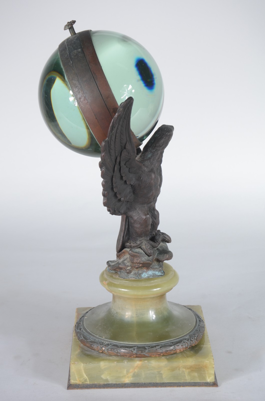 Escultura de metal representando Águia sustentando relógio esférico... - foto 4 de 10