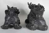 Par de imponentes esculturas orientais represen... - Par de imponentes esculturas orientais representando "Cães de Fó" de cerâmica pintada de preto.