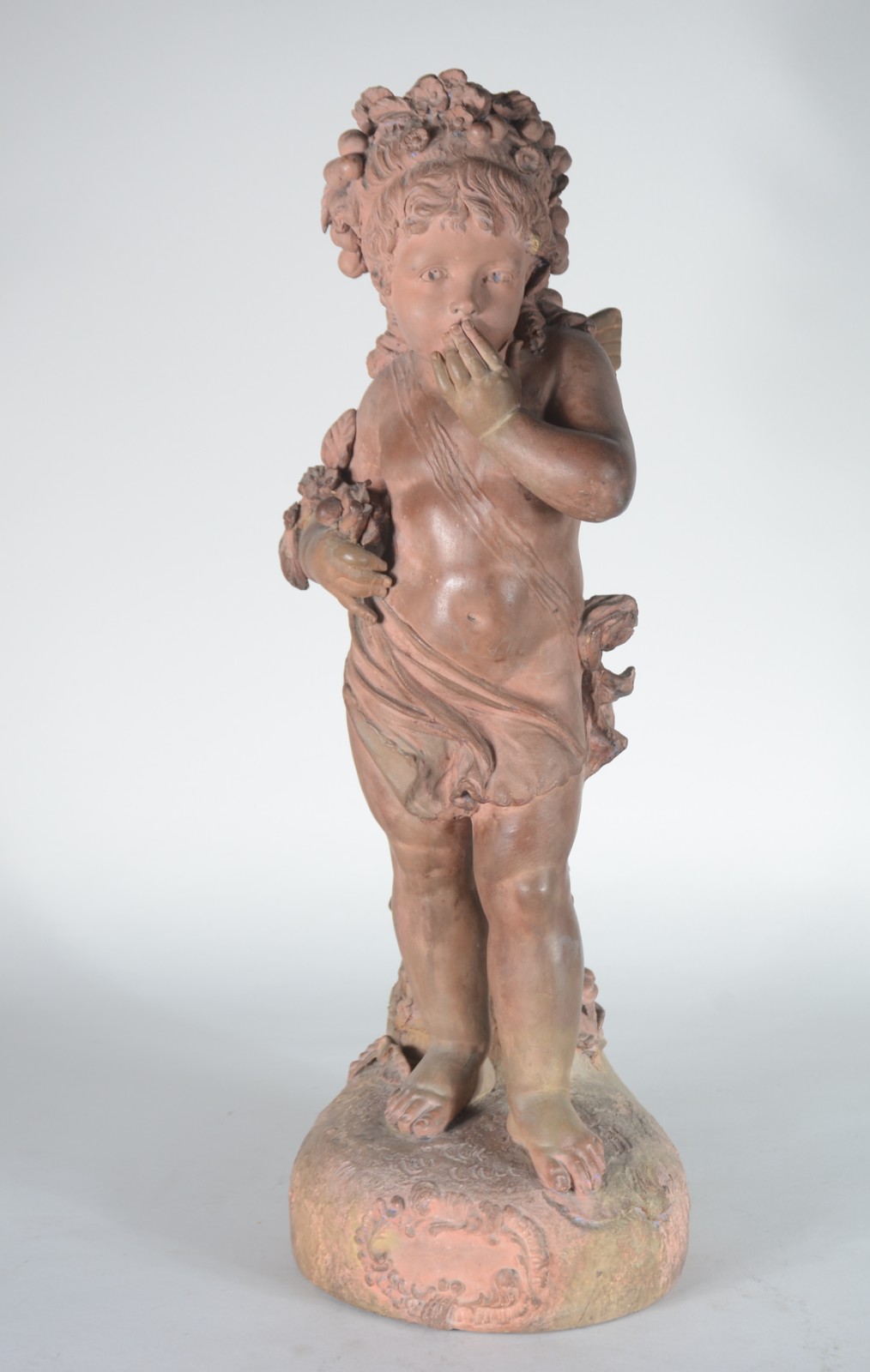 Escultura de terracota representando "Criança alada", cabeça decorada... - foto 2 de 10