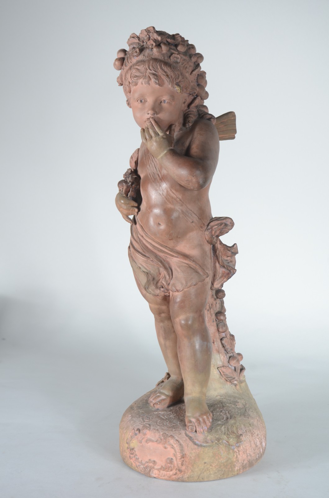 Escultura de terracota representando "Criança alada", cabeça decorada... - foto 1 de 10
