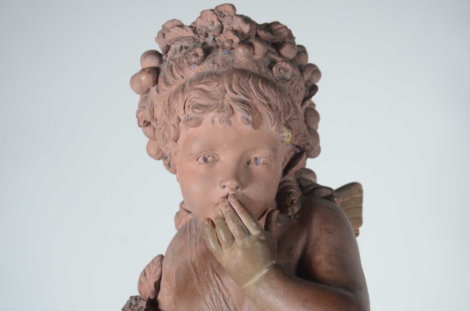 Escultura de terracota representando "Criança alada", cabeça decorada... - foto 7 de 10