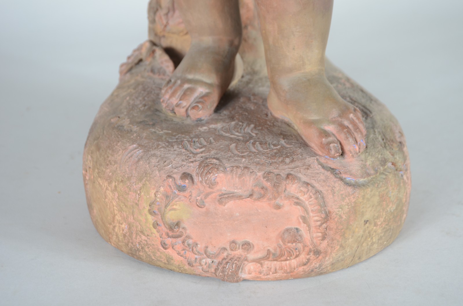 Escultura de terracota representando "Criança alada", cabeça decorada... - foto 8 de 10